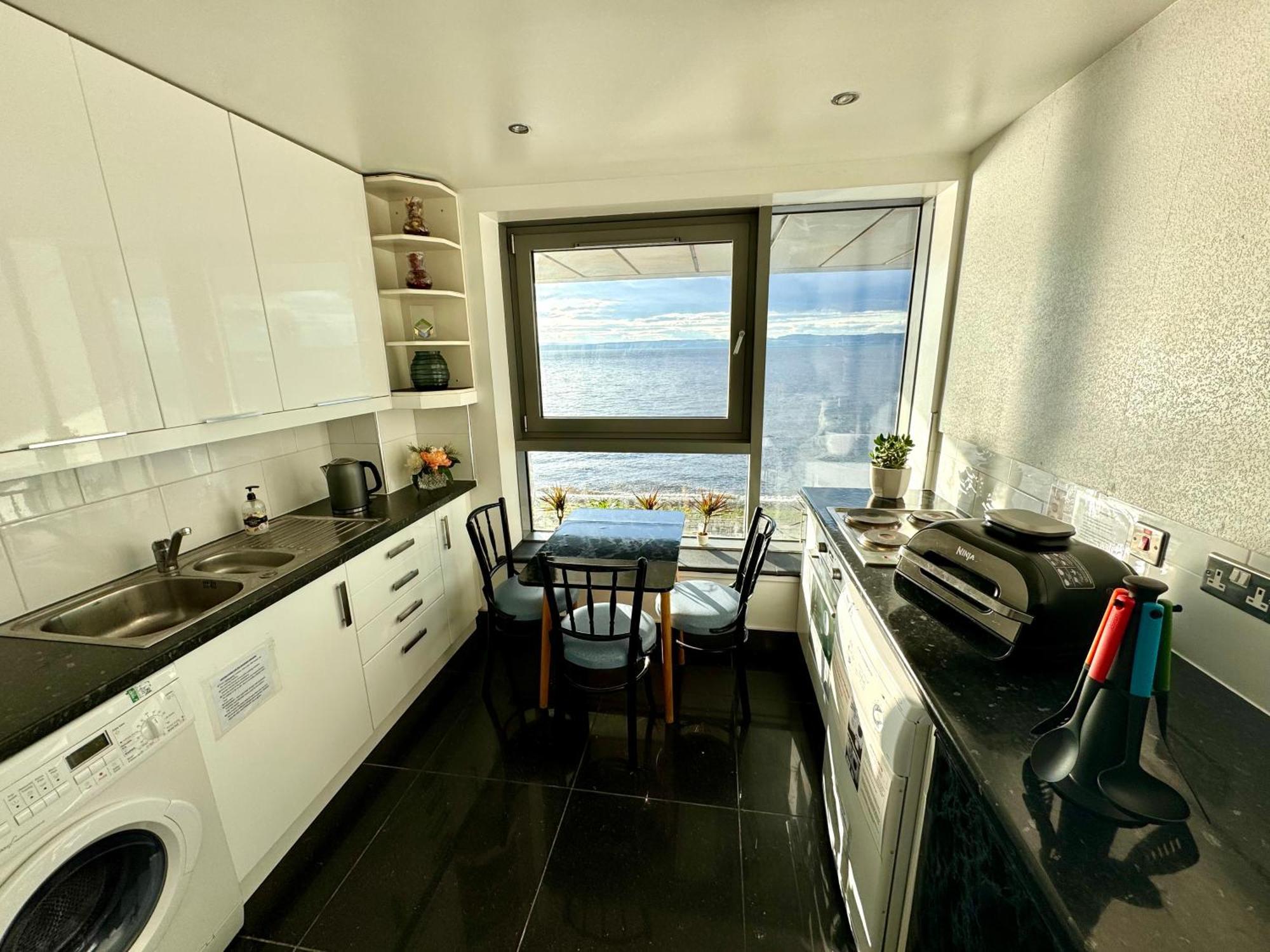 Ocean Park Apartments - Oceanfront - Free Parking And Fast Wifi Единбург Екстериор снимка