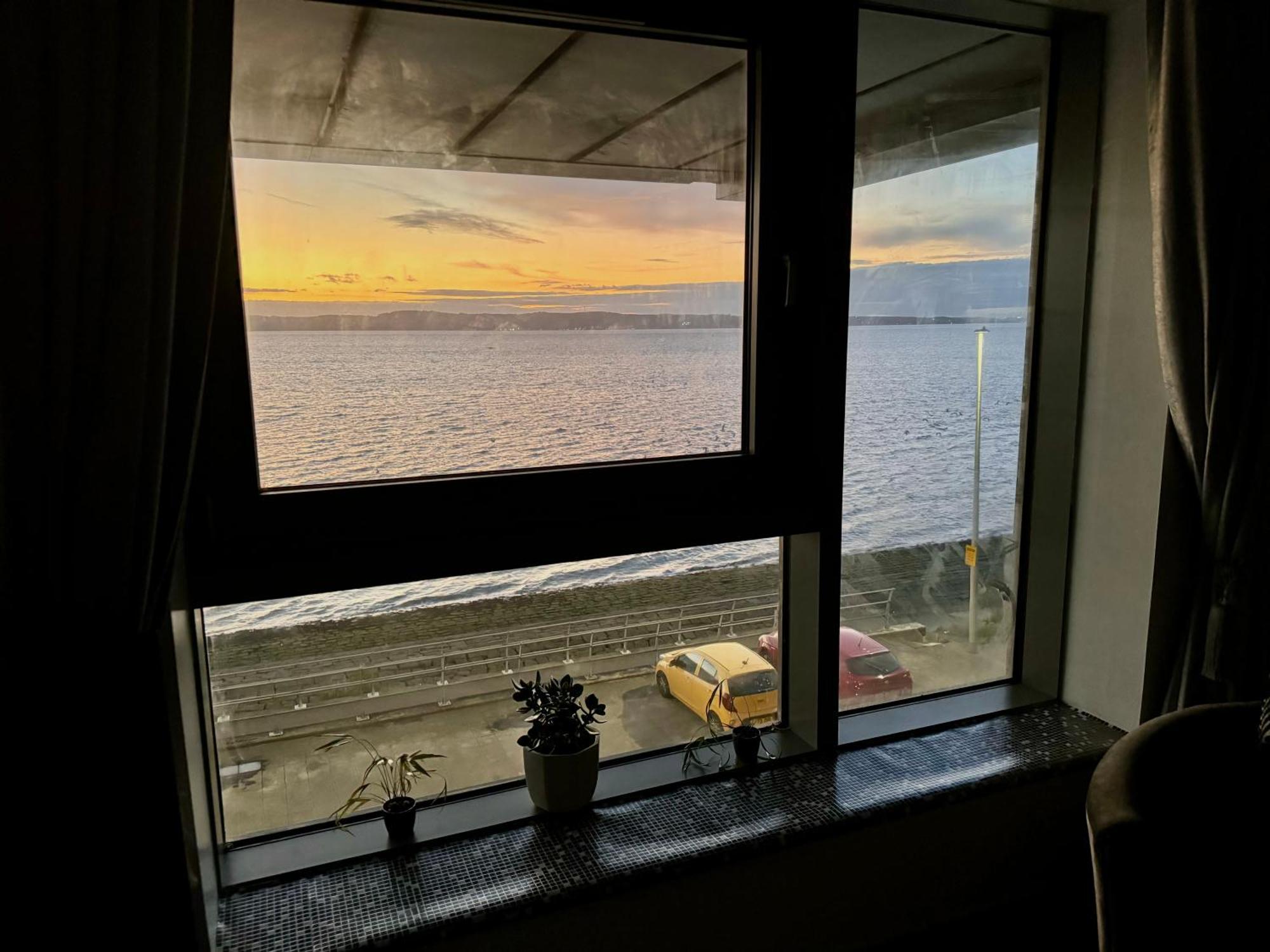 Ocean Park Apartments - Oceanfront - Free Parking And Fast Wifi Единбург Екстериор снимка