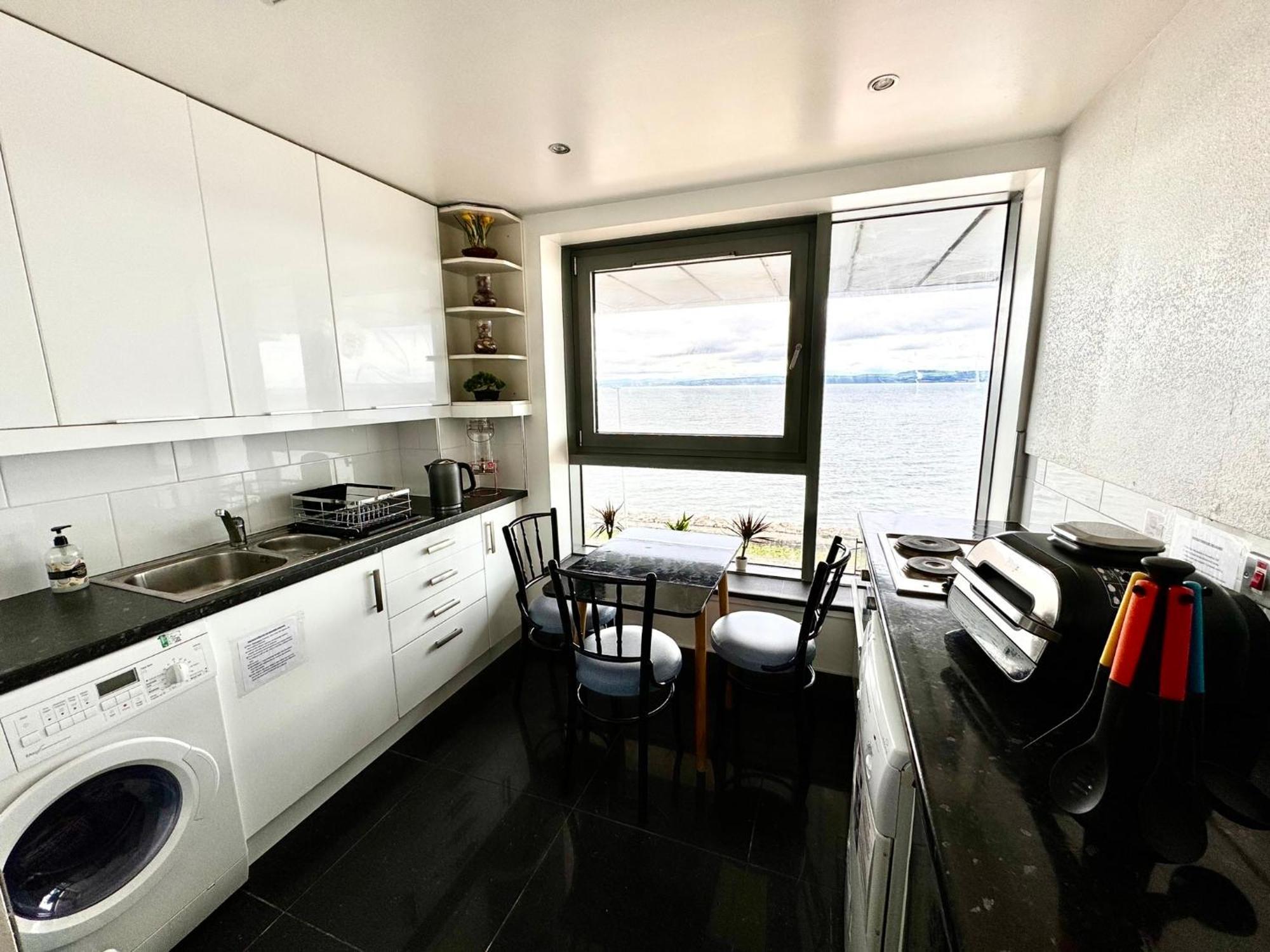 Ocean Park Apartments - Oceanfront - Free Parking And Fast Wifi Единбург Екстериор снимка